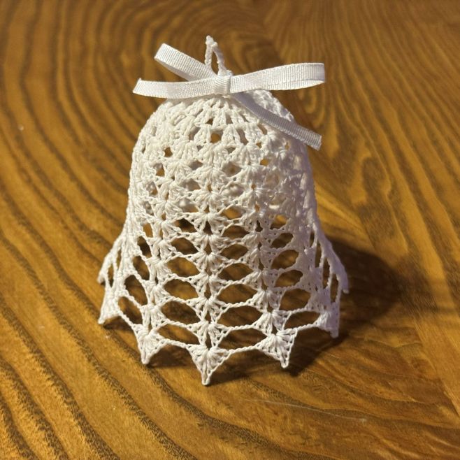 Háčkovaný zvonek - první posel vánočních svátků. #hackovani #vanoce #crochet #christmas #christmasdecorating